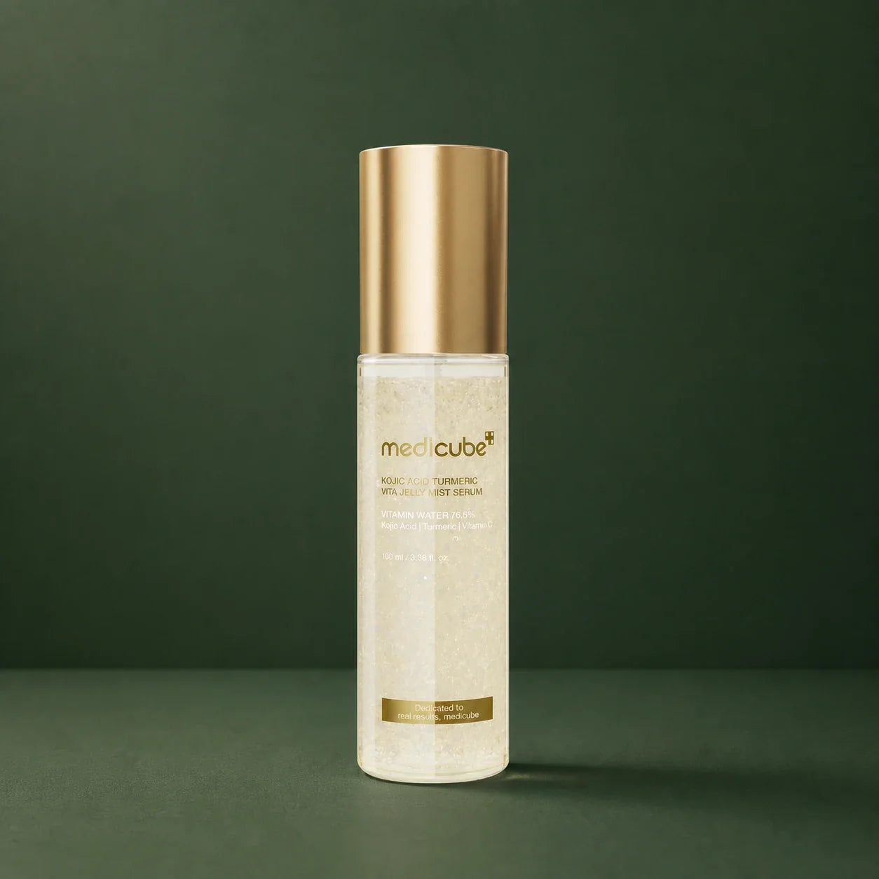 Brume-Sérum Kojic Acid Turmeric Vitamin Gold Medicube sur fond vert profond