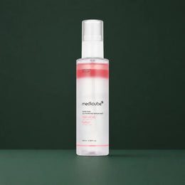 Medicube Brume Sérum PDRN Rose et Glutathion, flacon sur fond vert profond