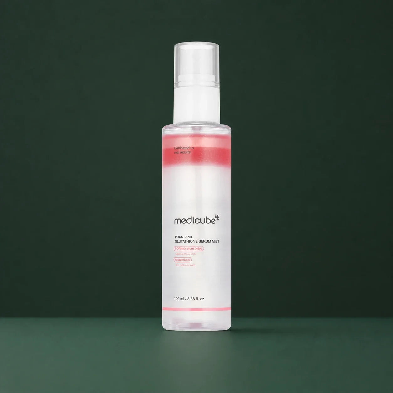 Medicube Brume Sérum PDRN Rose et Glutathion, flacon sur fond vert profond