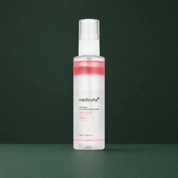 Medicube Brume Sérum PDRN Rose et Glutathion, flacon sur fond vert profond