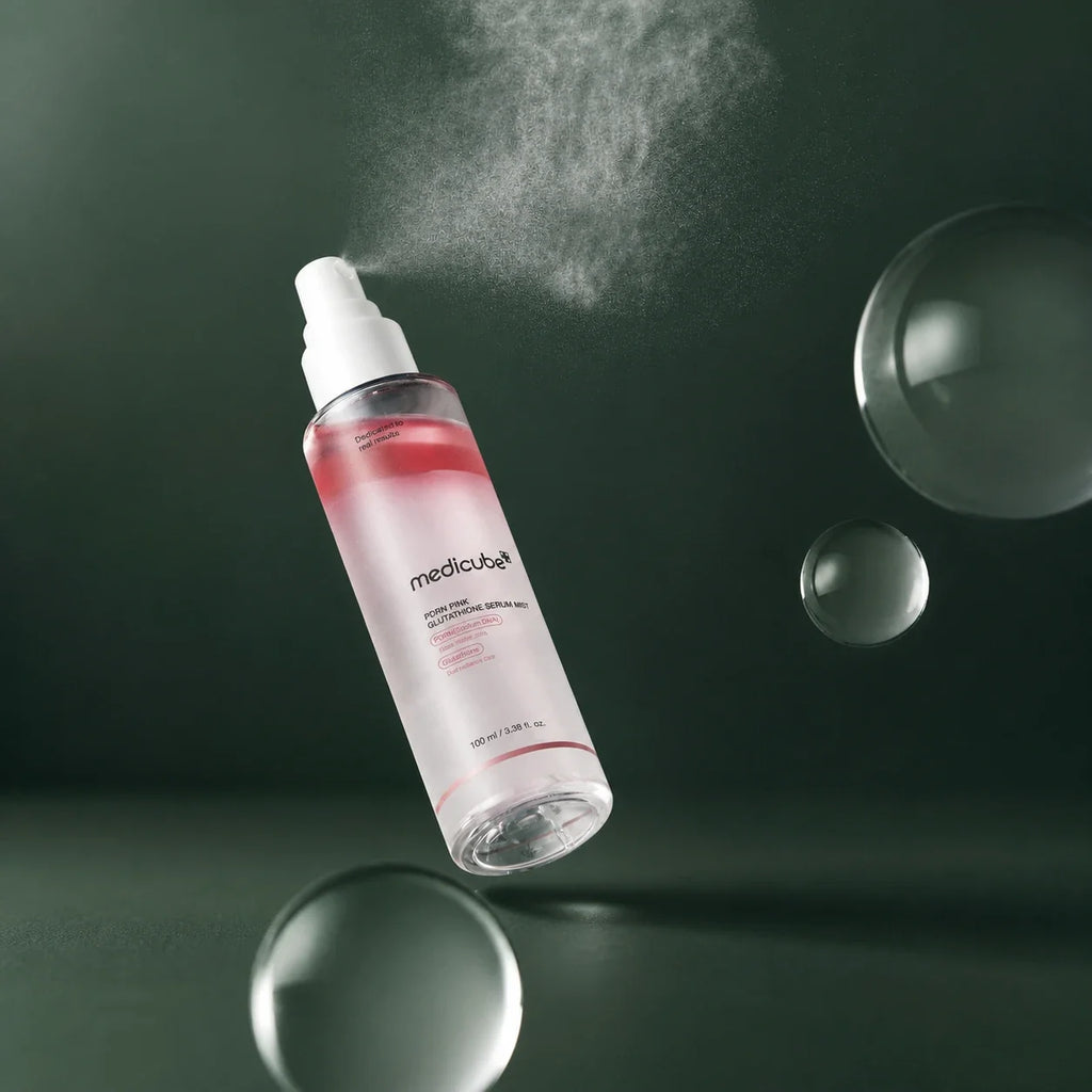 Medicube Brume Sérum PDRN Rose et Glutathion vaporisée sur fond vert profond
