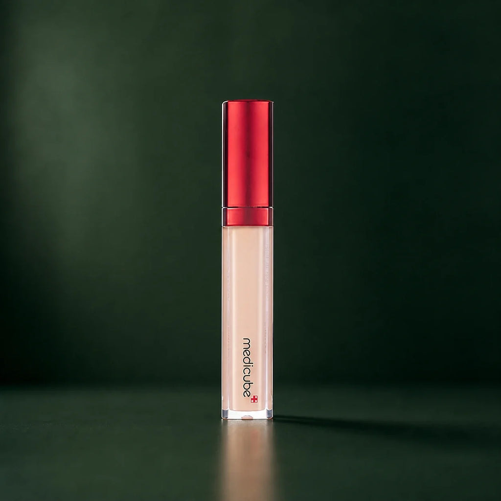 Medicube Correcteur Red Embout Précision sur fond vert profond