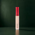 Medicube Correcteur Red Embout Précision sur fond vert profond