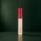 Medicube Correcteur Red Embout Précision sur fond vert profond
