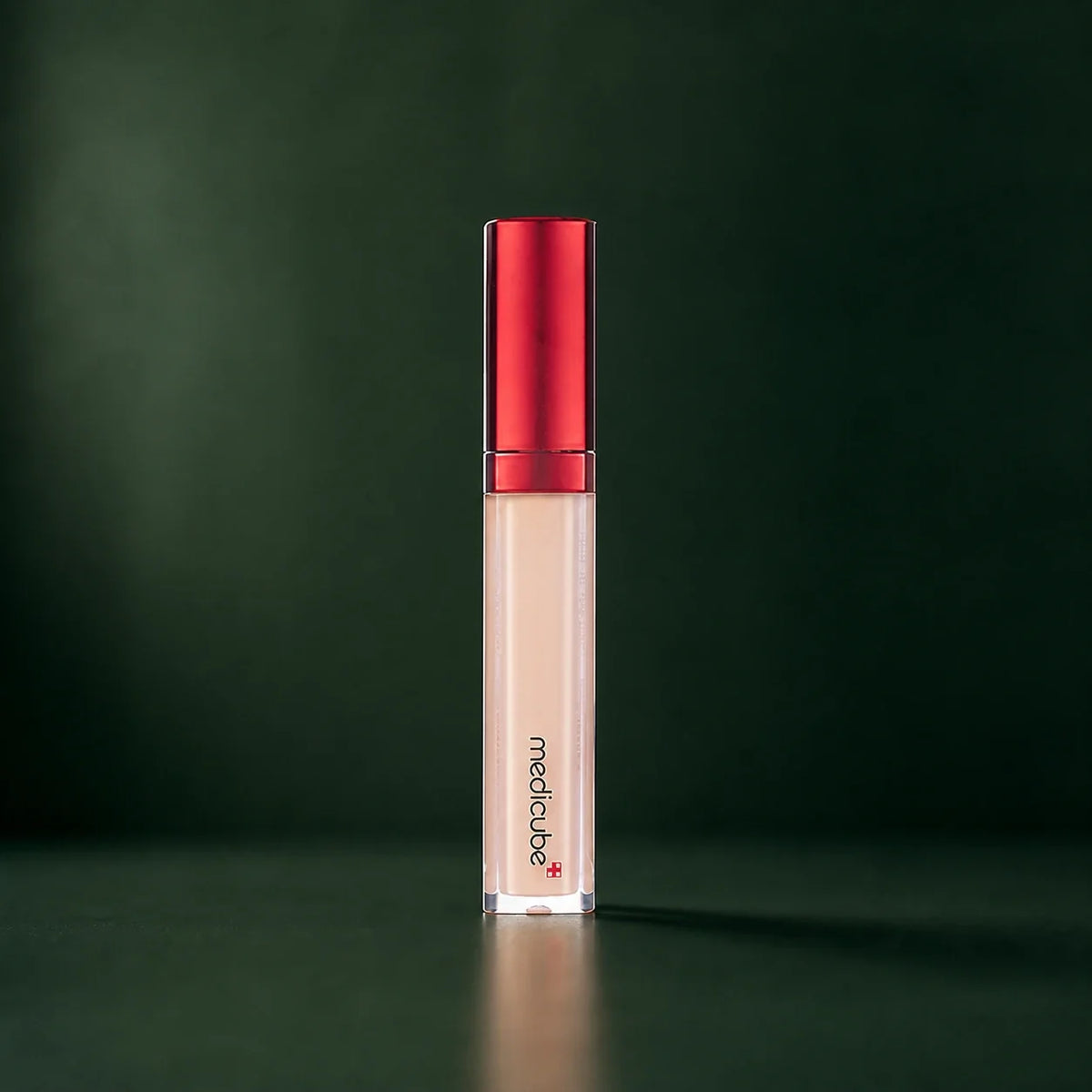 Medicube Correcteur Red Embout Précision sur fond vert profond