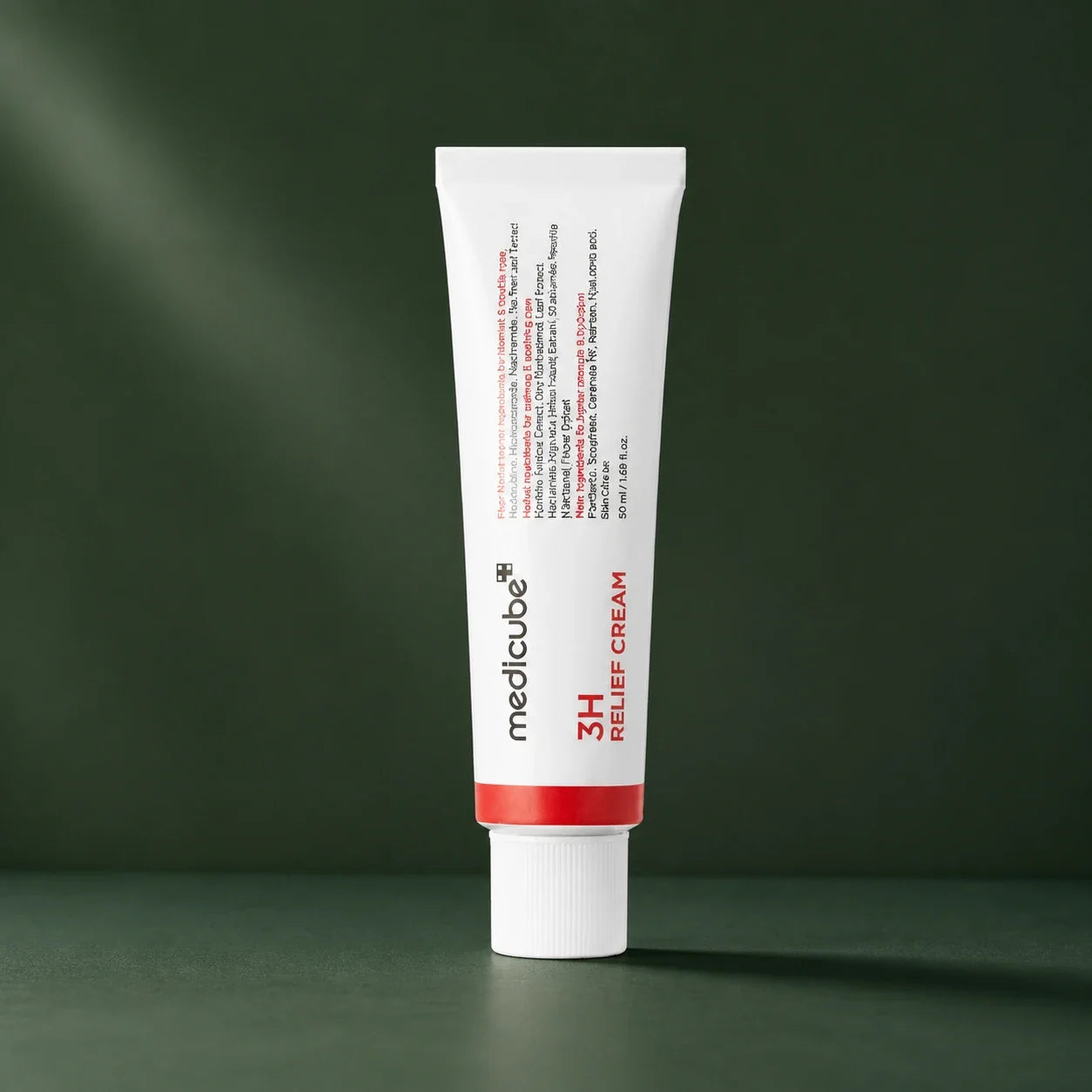 Crème Apaisante 3H Relief Medicube sur fond vert profond