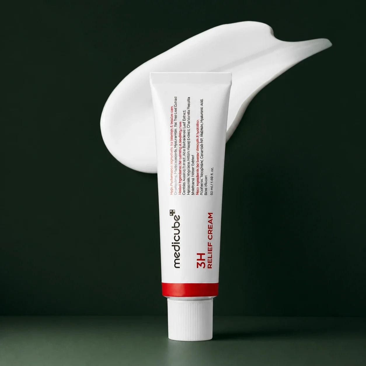 Crème Apaisante 3H Relief Medicube avec texture crème sur fond vert profond