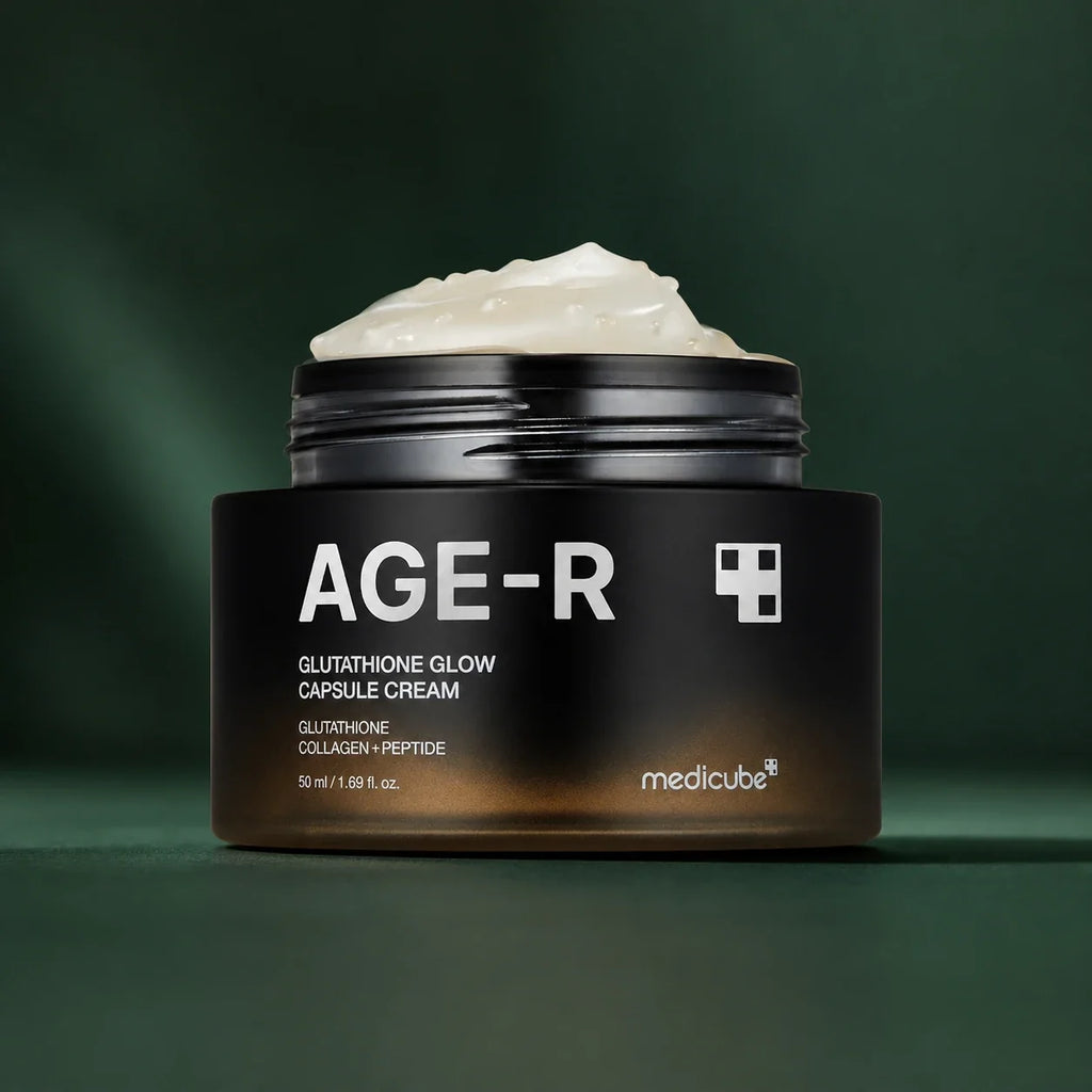 Medicube Crème Capsule Glutathion Glow AGE-R – pot ouvert sur fond vert premium