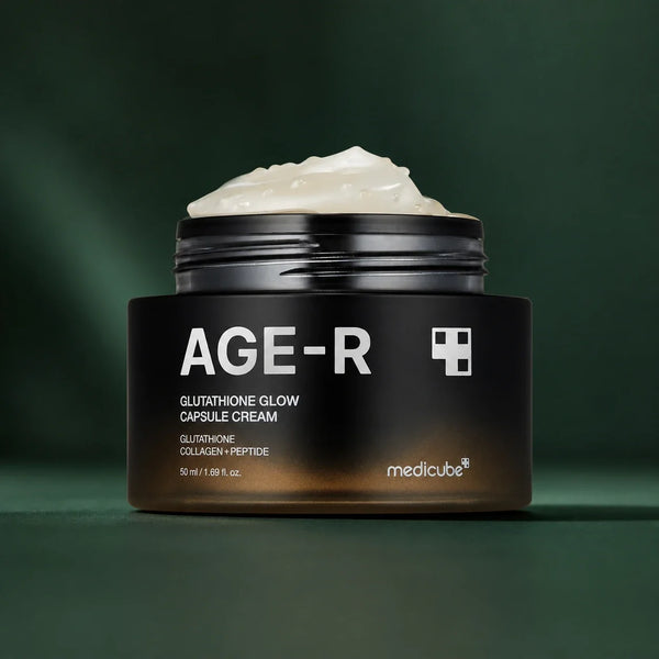 Medicube Crème Capsule Glutathion Glow AGE-R – pot ouvert sur fond vert premium