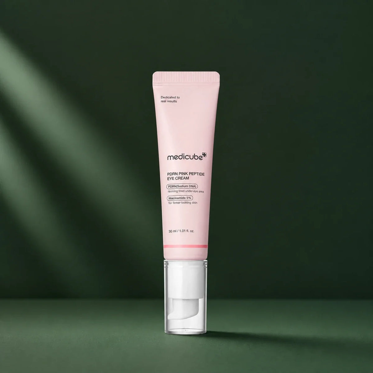 Crème Contour des Yeux PDRN Rose Peptides Medicube sur fond vert profond