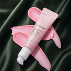 Crème Contour des Yeux PDRN Rose Peptides Medicube avec texture rose sur fond vert profond