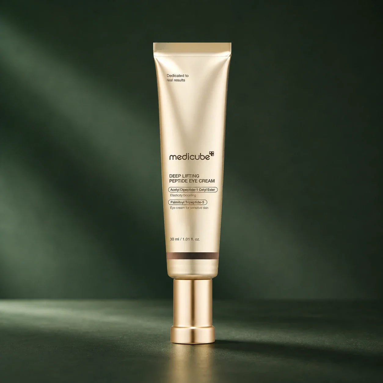 Crème Contour des Yeux Peptides Deep Lifting Medicube sur fond vert profond