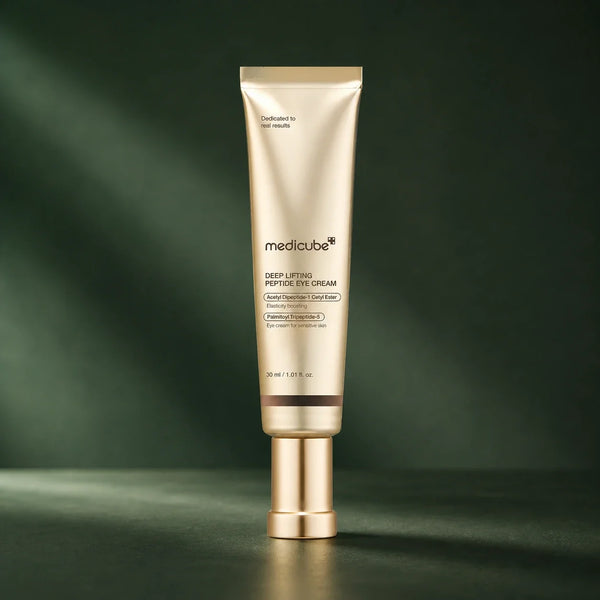 Crème Contour des Yeux Peptides Deep Lifting Medicube sur fond vert profond