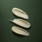Texture de la Crème Contour des Yeux Peptides Deep Lifting Medicube sur fond vert profond
