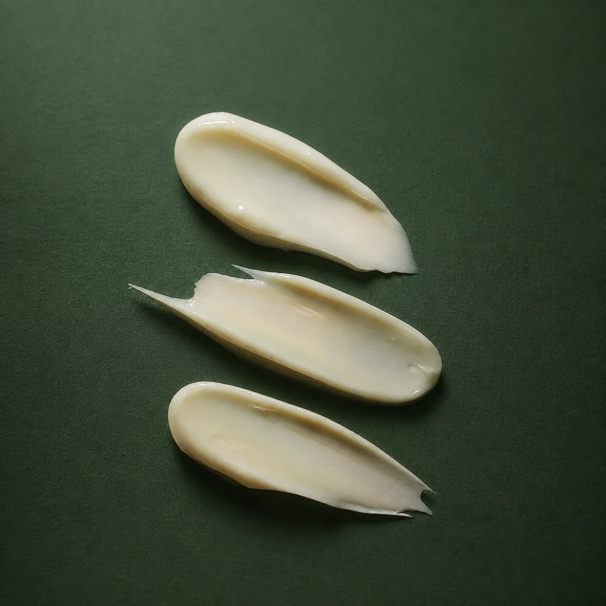 Texture de la Crème Contour des Yeux Peptides Deep Lifting Medicube sur fond vert profond
