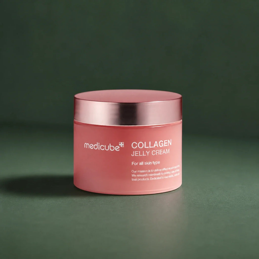 Medicube Crème Gelée au Collagène – pot de crème sur fond vert premium