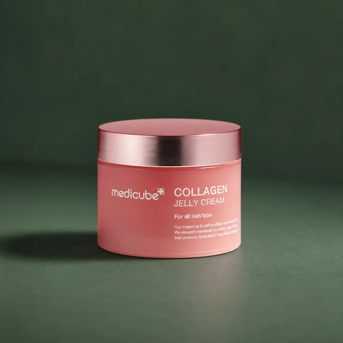 Medicube Crème Gelée au Collagène – pot de crème sur fond vert premium