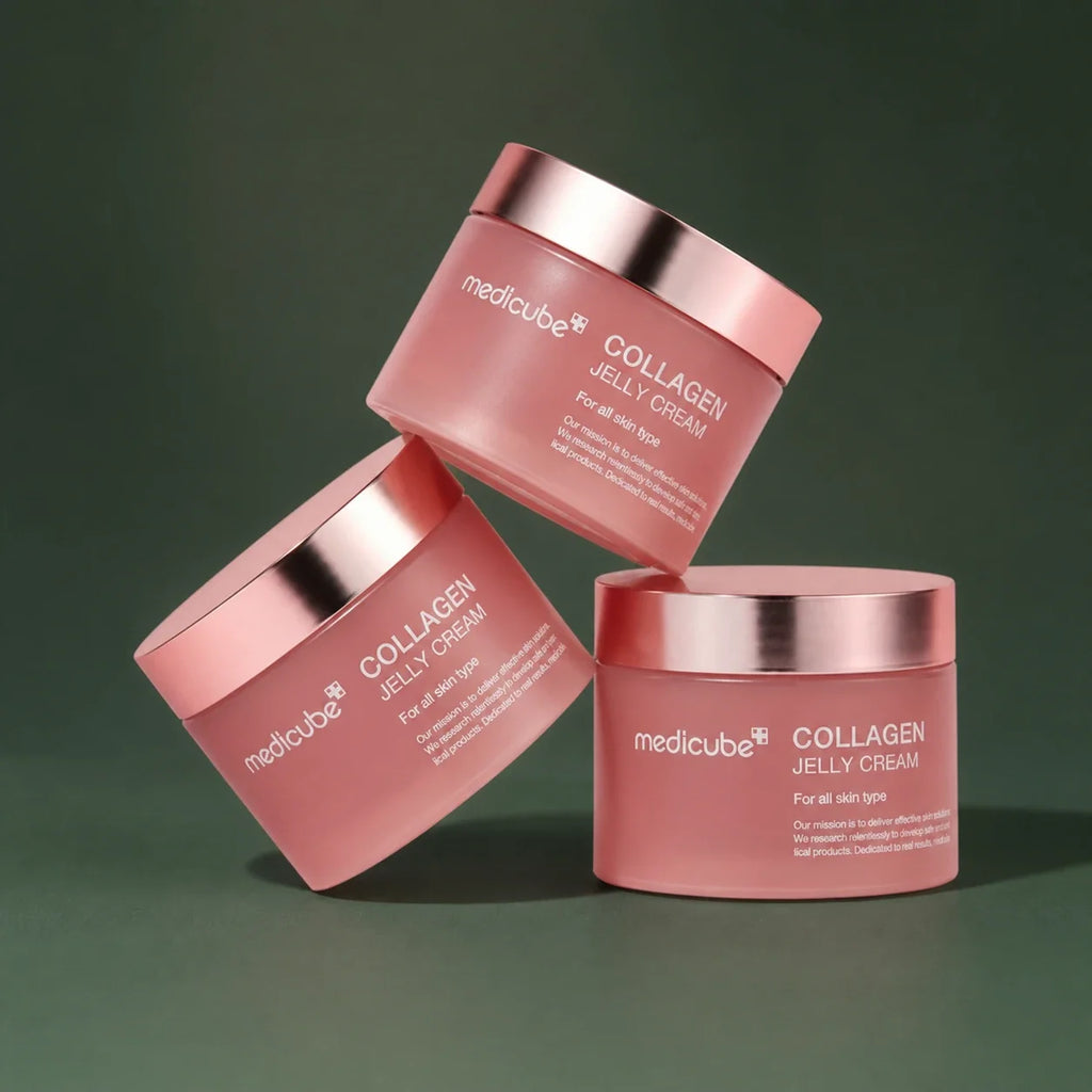 Medicube Crème Gelée au Collagène – composition de trois pots sur fond vert premium