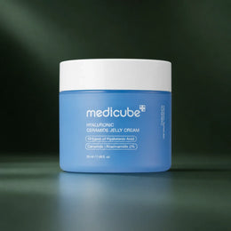 Crème Gelée Hyaluronic Ceramide Medicube sur fond vert profond