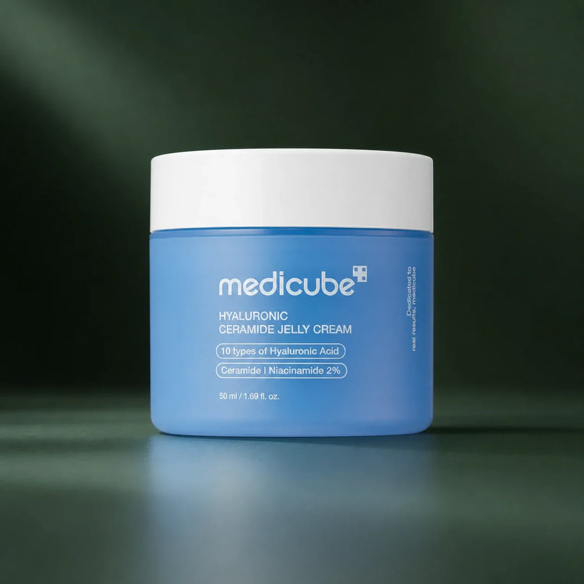 Crème Gelée Hyaluronic Ceramide Medicube sur fond vert profond