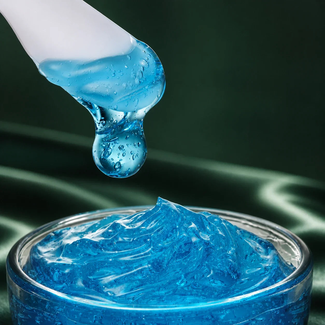 Texture bleue de la Crème Gelée Hyaluronic Ceramide Medicube sur fond vert profond