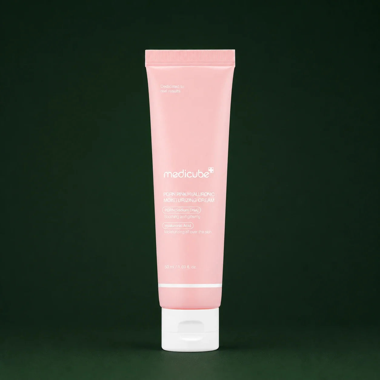 Medicube Crème Hydratante PDRN Rose et Acide Hyaluronique sur fond vert profond