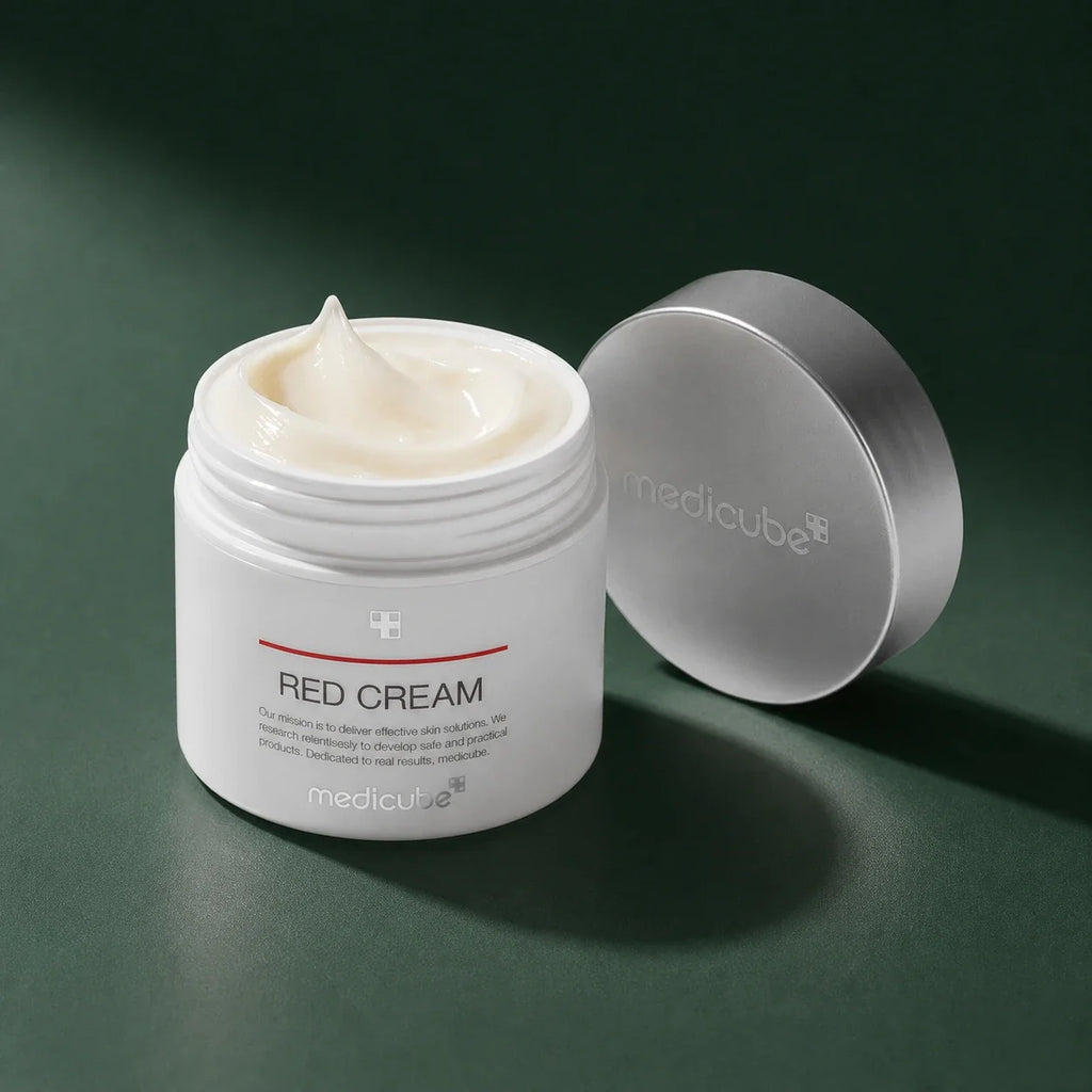 Crème Red 2.0 Plus Medicube ouverte avec texture sur fond vert profond