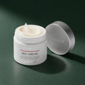 Crème Red 2.0 Plus Medicube ouverte avec texture sur fond vert profond
