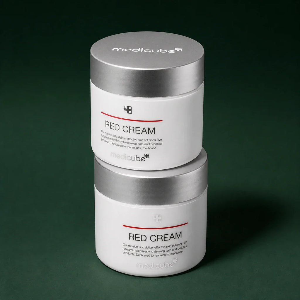 Deux pots de Crème Red 2.0 Plus Medicube sur fond vert profond