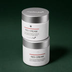Deux pots de Crème Red 2.0 Plus Medicube sur fond vert profond