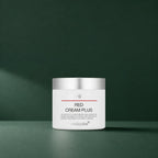Crème Red 2.0 Plus Medicube en pot fermé sur fond vert profond