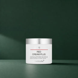 Crème Red 2.0 Plus Medicube en pot fermé sur fond vert profond