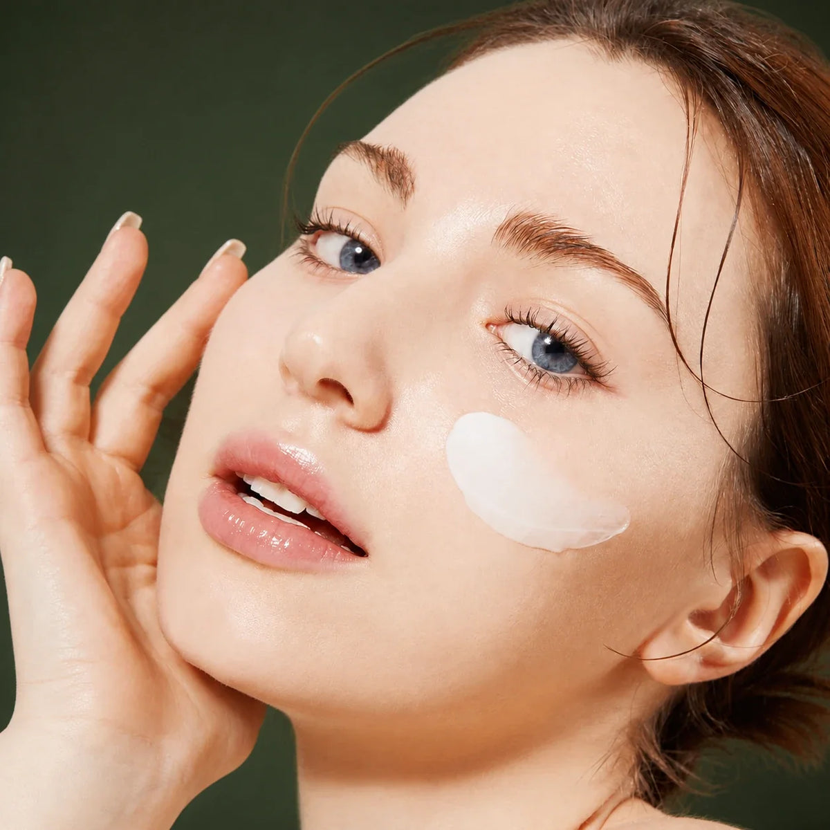 Medicube Crème Triple Collagen 4.0 – application visage sur fond vert premium