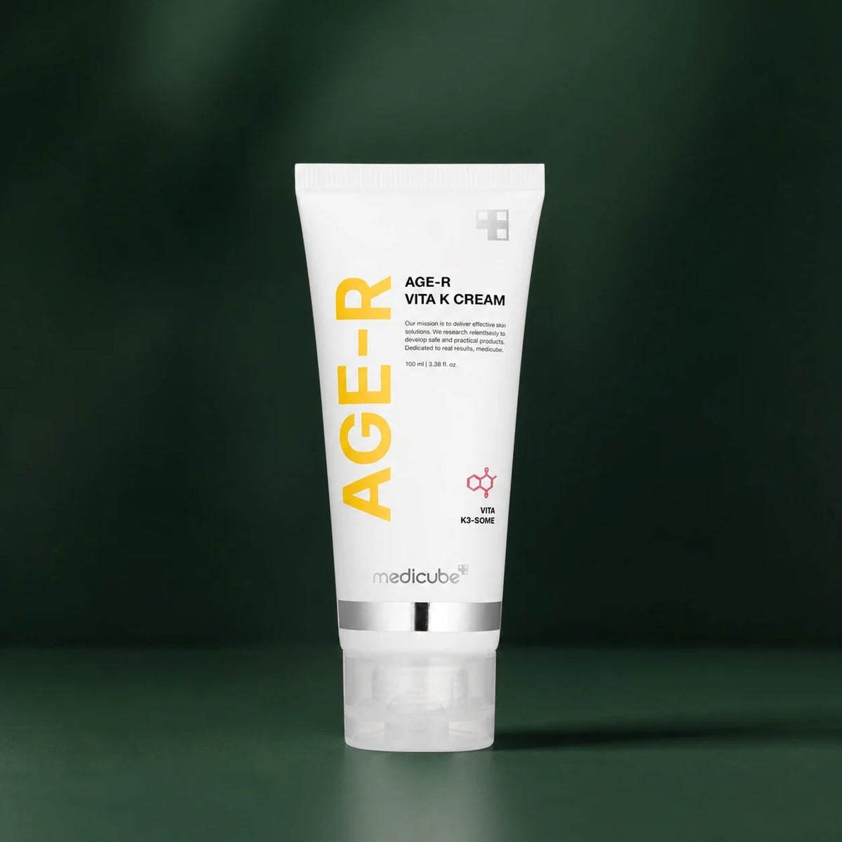 Medicube Crème Visage & Corps Vita K – tube de crème sur fond vert premium