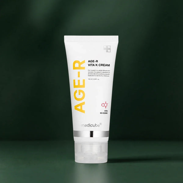 Medicube Crème Visage & Corps Vita K – tube de crème sur fond vert premium