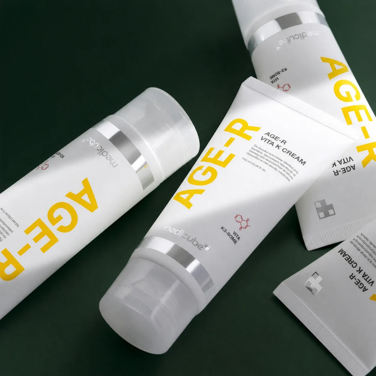 Medicube Crème Visage & Corps Vita K – ensemble de tubes sur fond vert premium