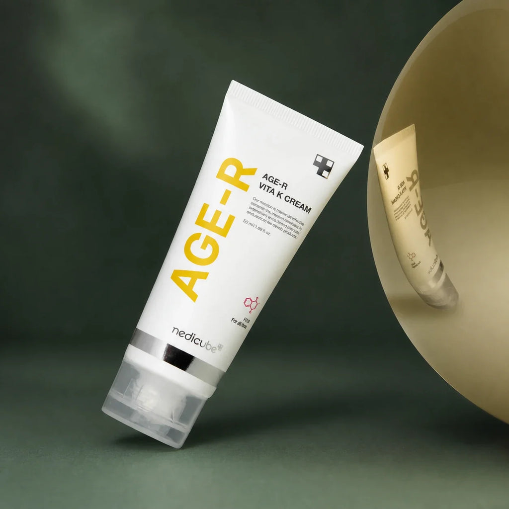 Medicube Crème Visage & Corps Vita K – tube et miroir sur fond vert premium