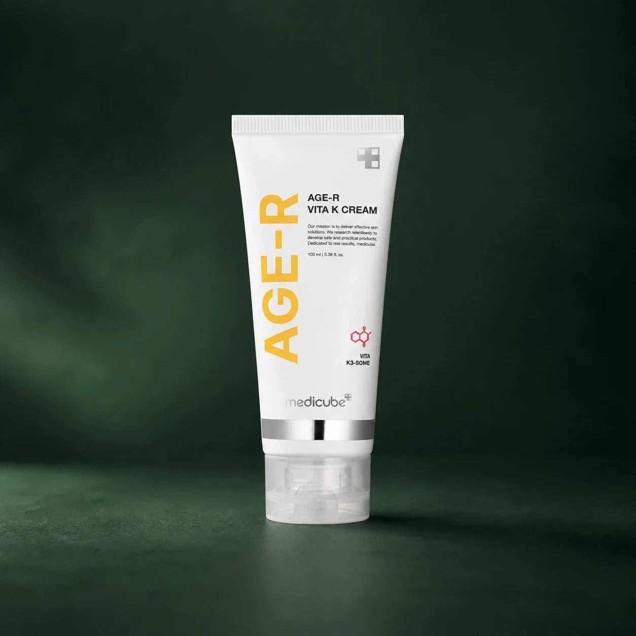 Medicube Crème Visage & Corps Vita K Grand Format – tube grand format sur fond vert premium