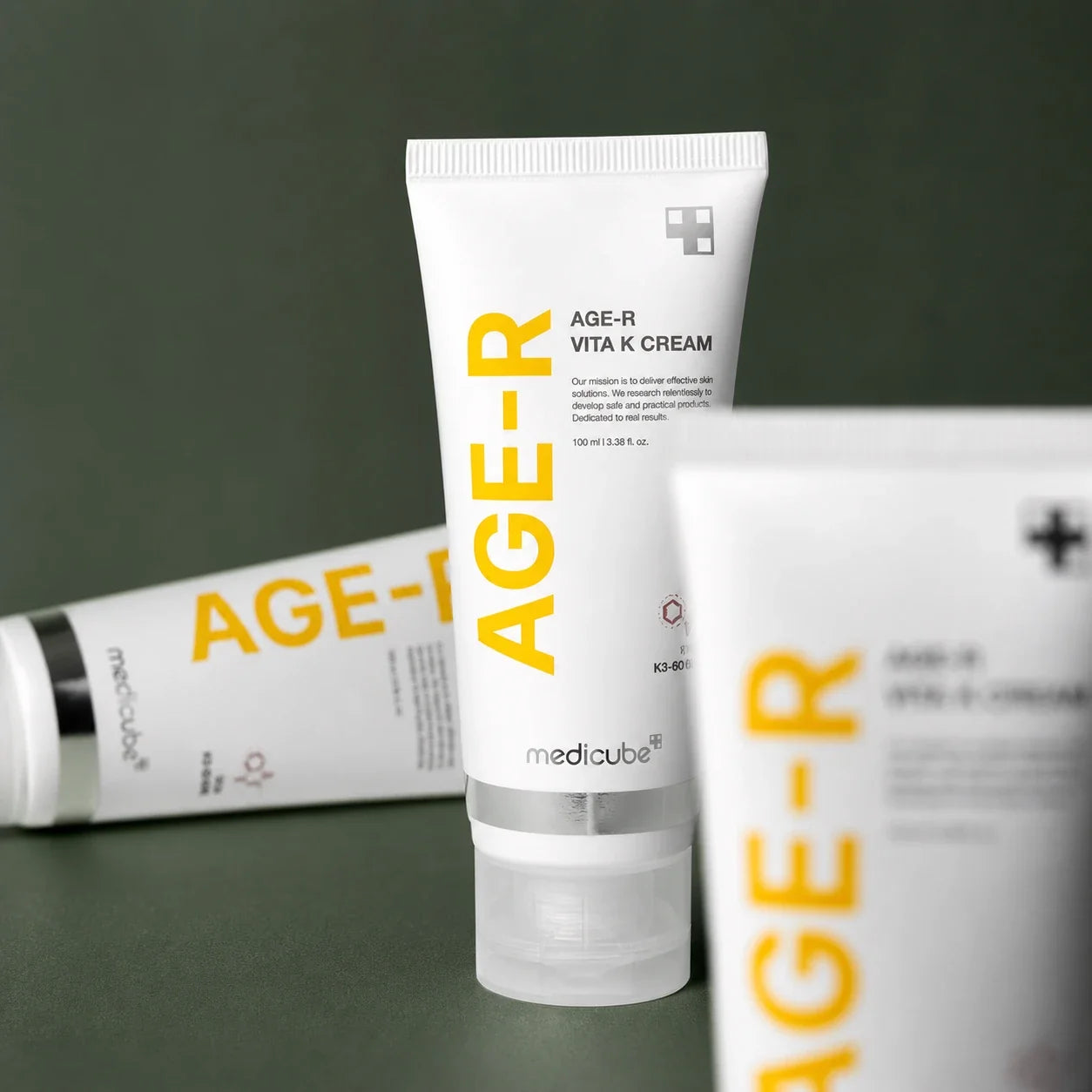 Medicube Crème Visage & Corps Vita K Grand Format – composition grand format sur fond vert premium
