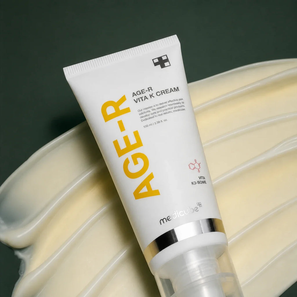 Medicube Crème Visage & Corps Vita K Grand Format – tube et texture sur fond vert premium