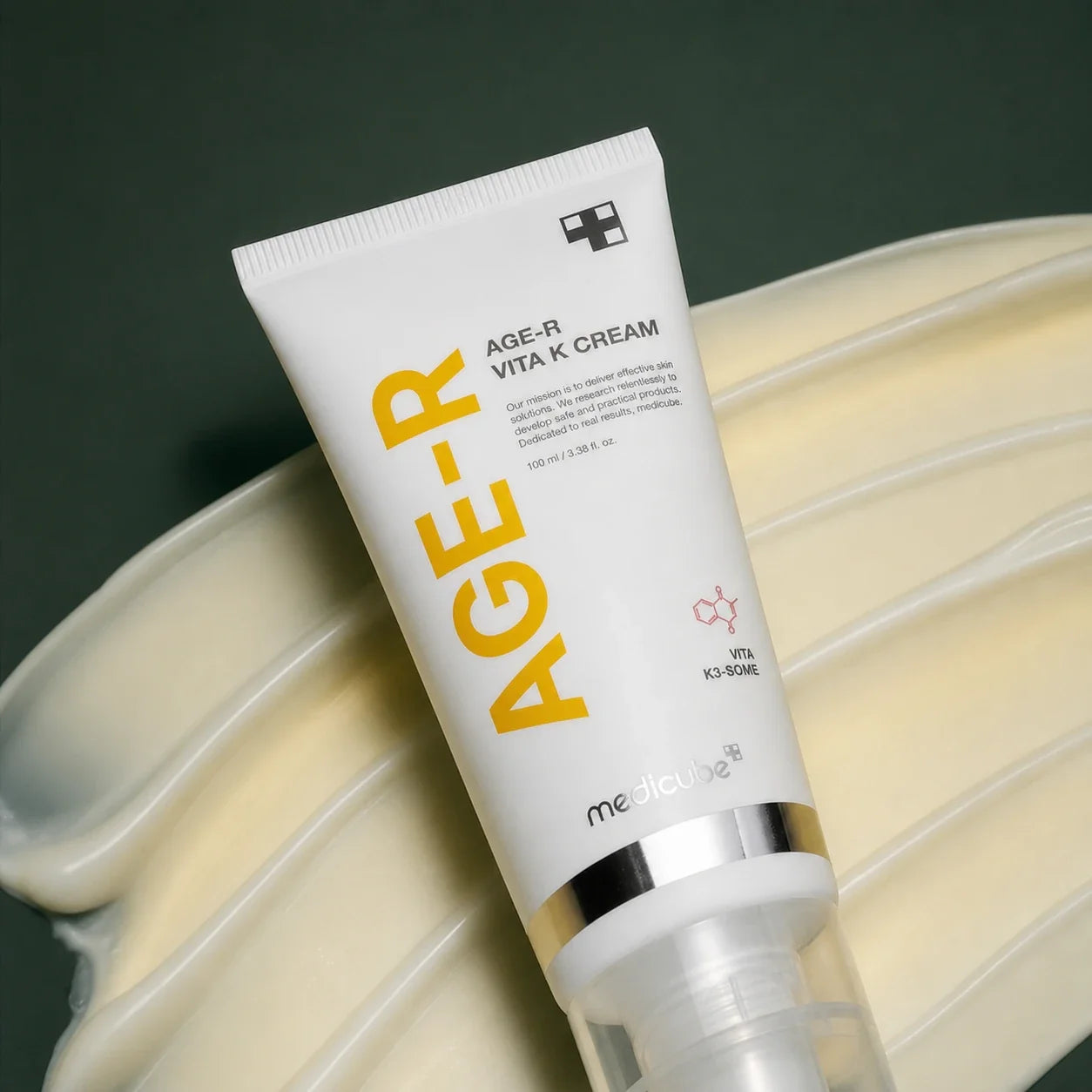 Medicube Crème Visage & Corps Vita K Grand Format – tube et texture sur fond vert premium