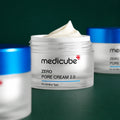 Crème Zero Pore 2.0 Medicube ouverte sur fond vert profond