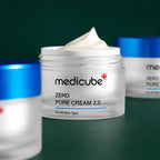 Crème Zero Pore 2.0 Medicube ouverte sur fond vert profond