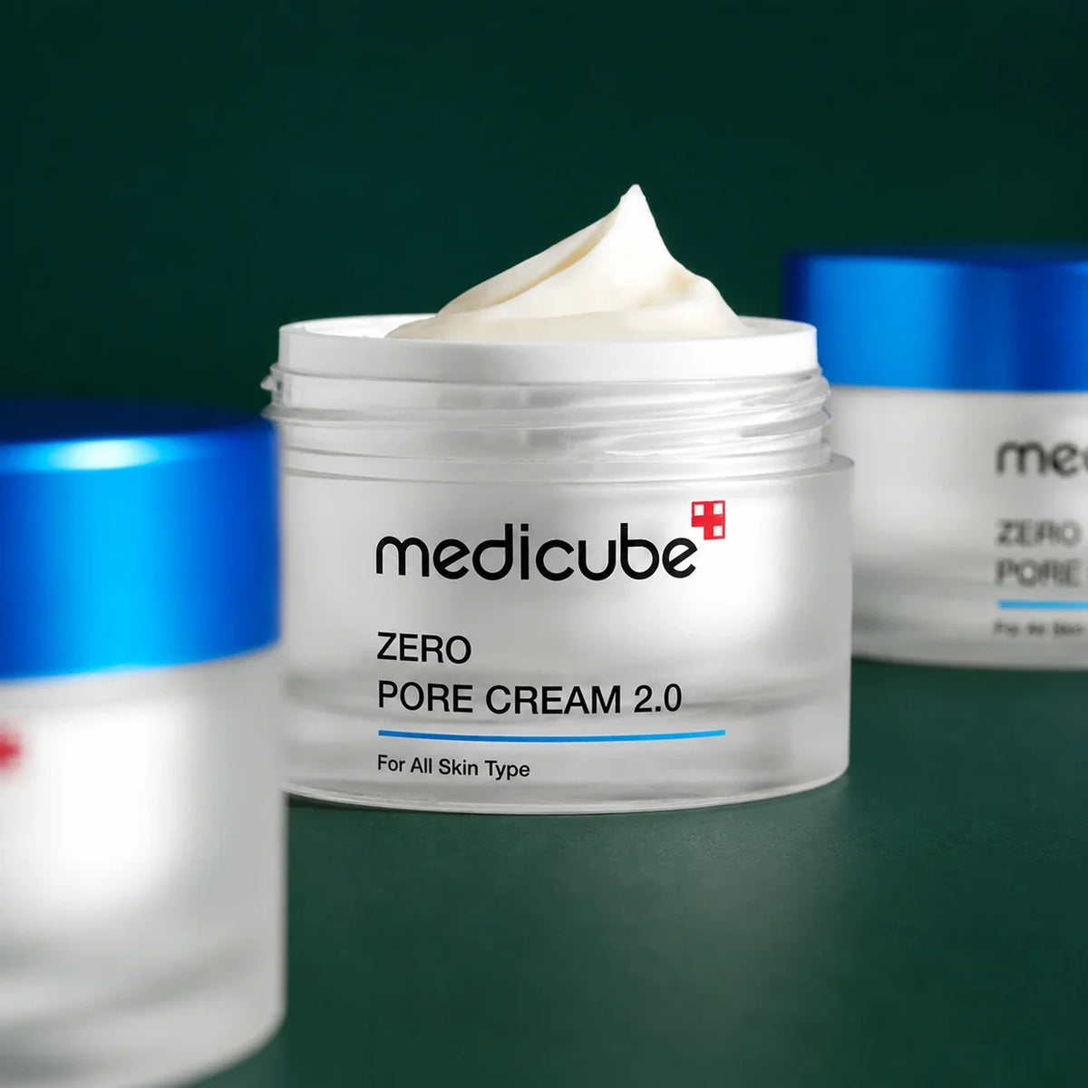 Crème Zero Pore 2.0 Medicube ouverte sur fond vert profond