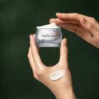 Crème Zero Pore 2.0 Medicube tenue en main sur fond vert profond
