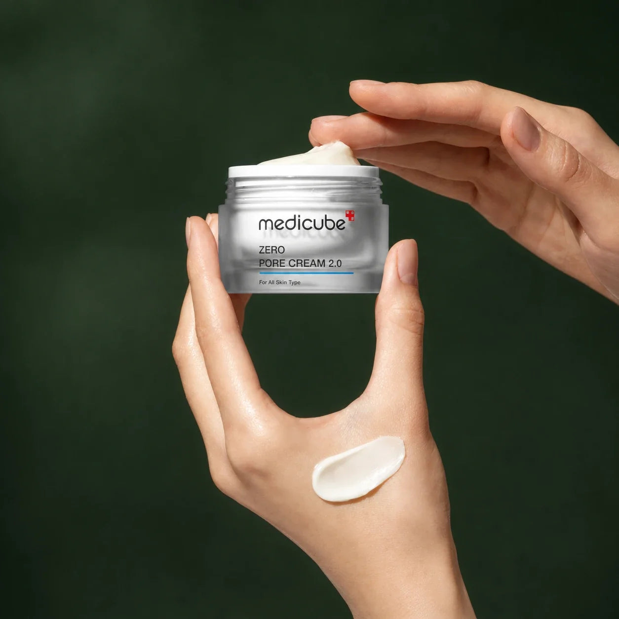 Crème Zero Pore 2.0 Medicube tenue en main sur fond vert profond