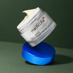 Crème Zero Pore 2.0 Medicube ouverte sur son couvercle bleu sur fond vert profond