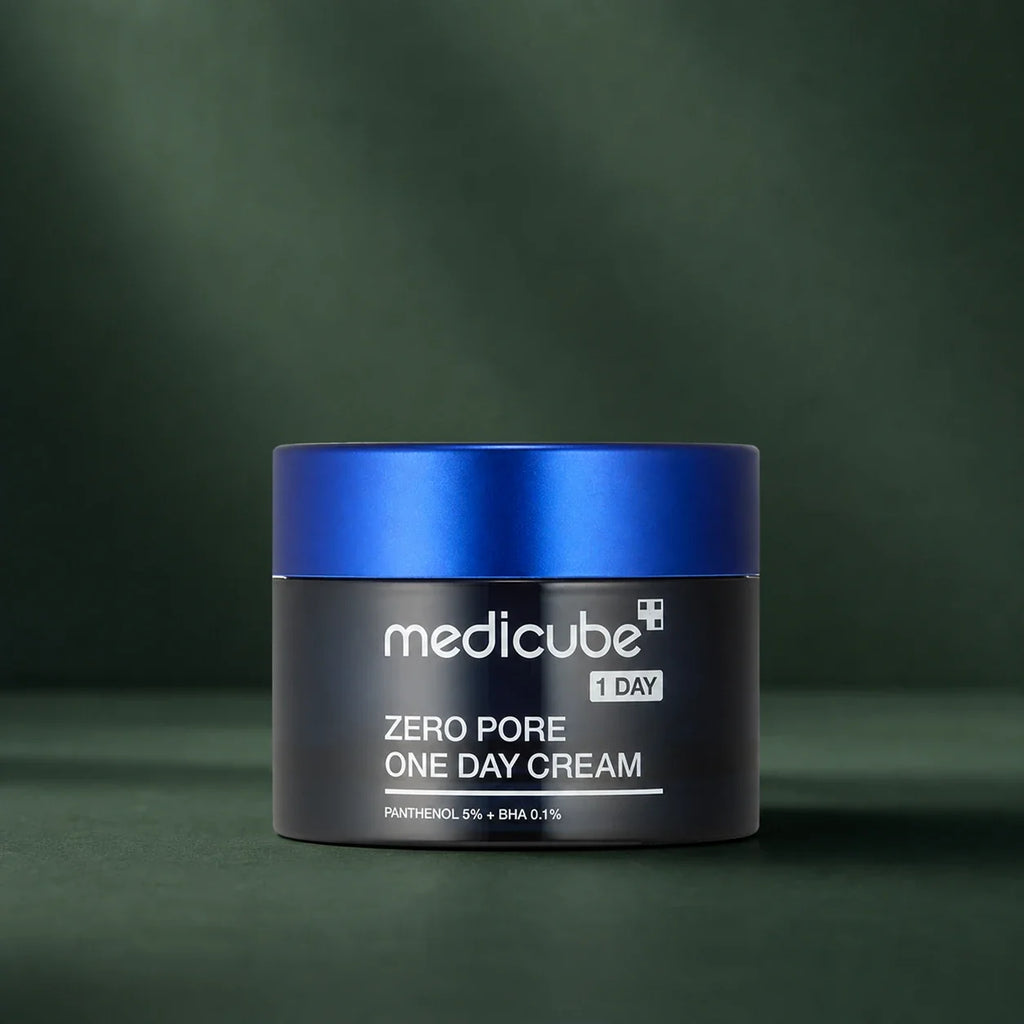 Crème Medicube Zero Pore One Day fermée sur fond vert profond
