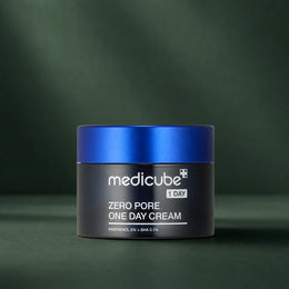 Crème Medicube Zero Pore One Day fermée sur fond vert profond