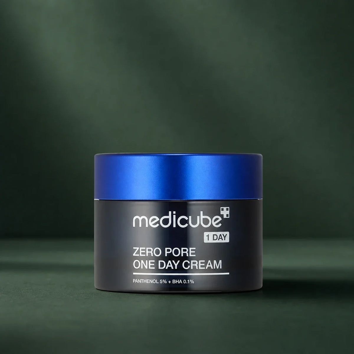 Crème Medicube Zero Pore One Day fermée sur fond vert profond
